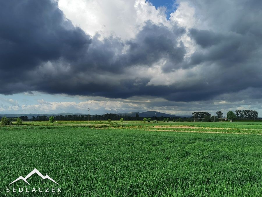 Burza nad zielonym polem