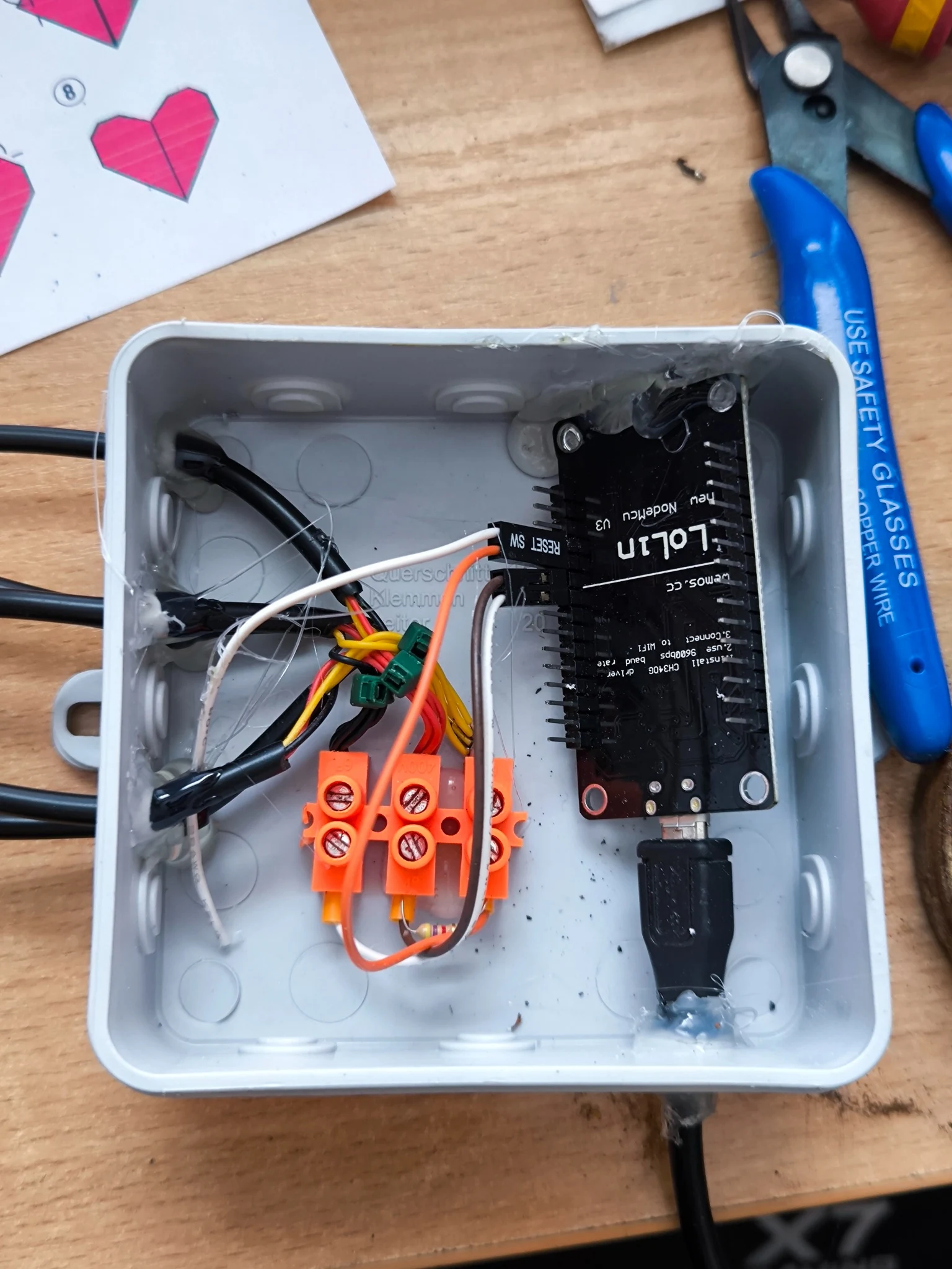 Wnętrze modułu z płytką ESP8266